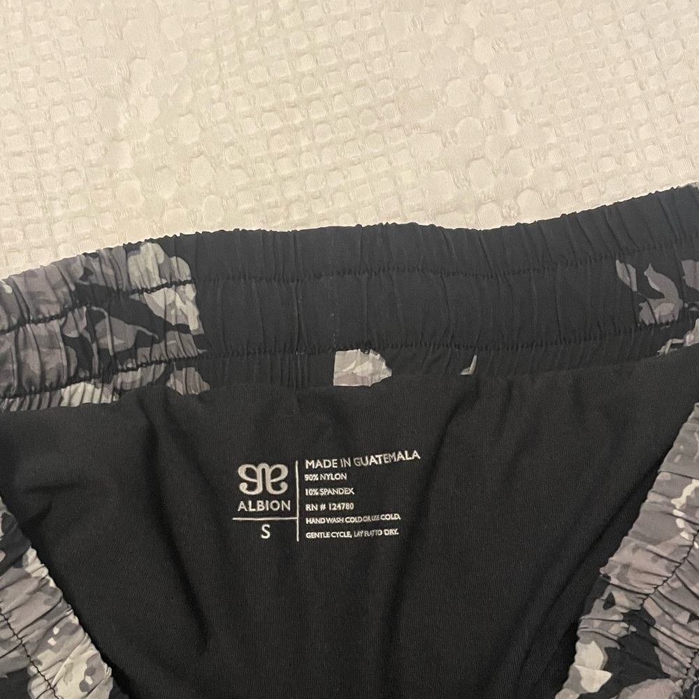 Albion Fit Antigua Slate Sprinter Shorts, size Small, EUC - Picture 4 of 4